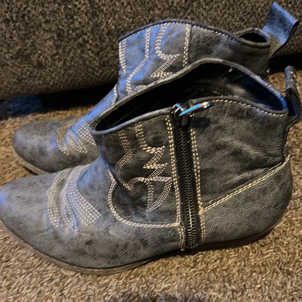Big Buddha Cowgirl Booties size 9